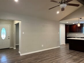 Building Photo - 304 S Shadowbend Dr