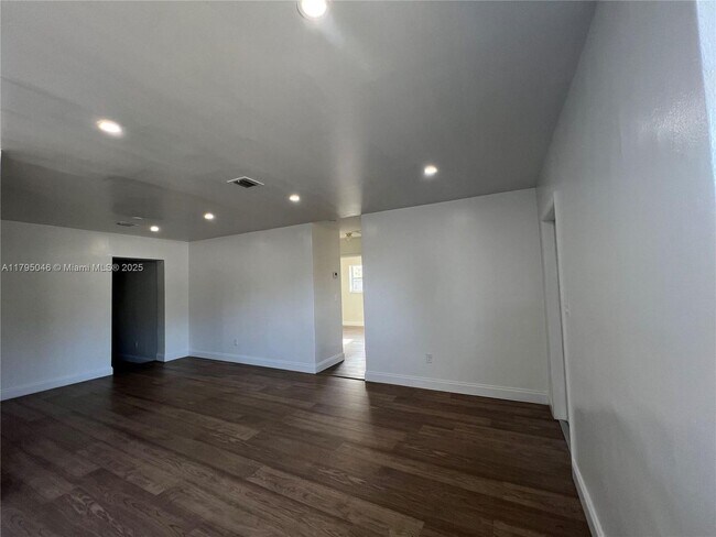 Foto del edificio - 770 NW 179th St