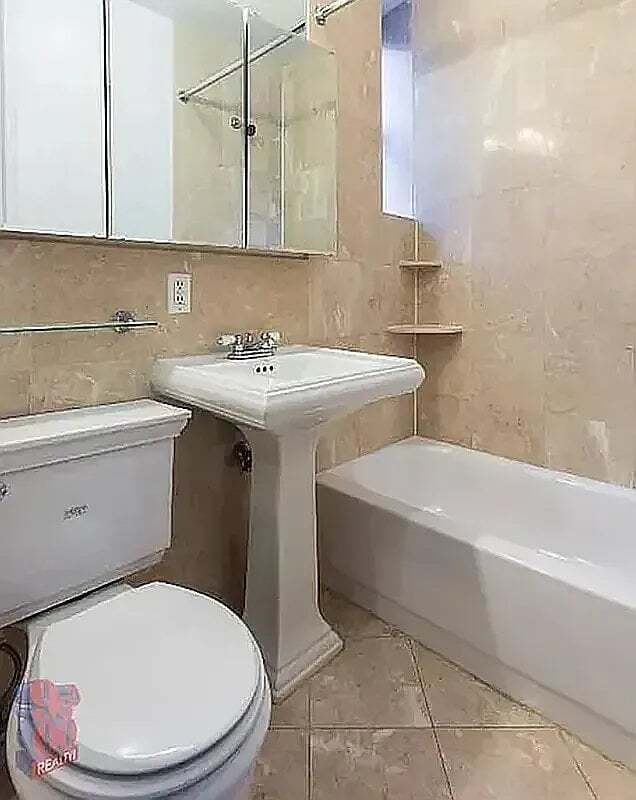 Foto del edificio - 326 E 35th St