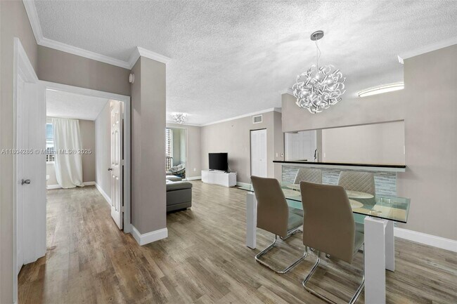 Foto del edificio - 17150 N Bay Rd