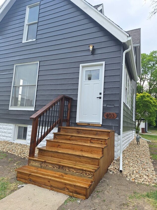 Foto principal - Fully Remodeled 5BR Home with 3-Car Garage...