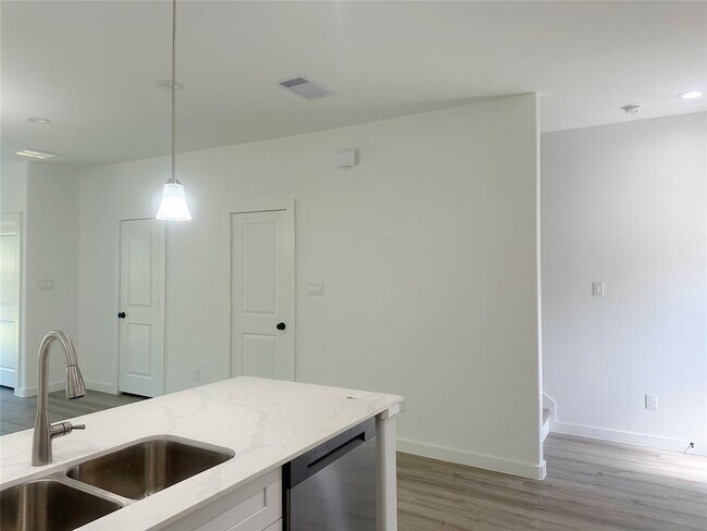 Foto del edificio - 7813 Hirsch Rd