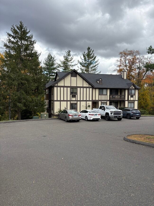 Building Photo - 17 Essex Ct