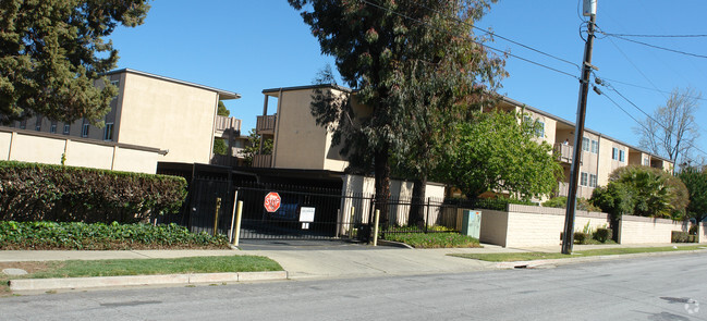 Building Photo - Skylark Apartments