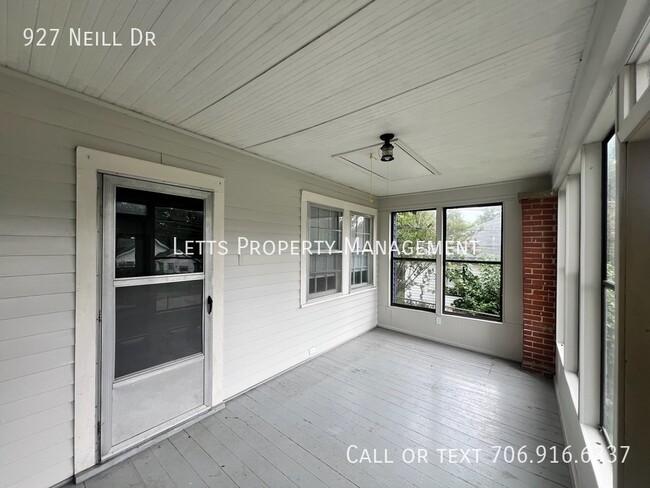 Building Photo - Adorable home with tons of charm