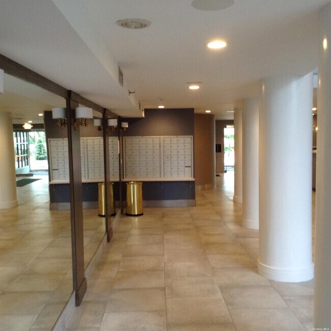 Foto del edificio - 100 Cutter Mill Rd