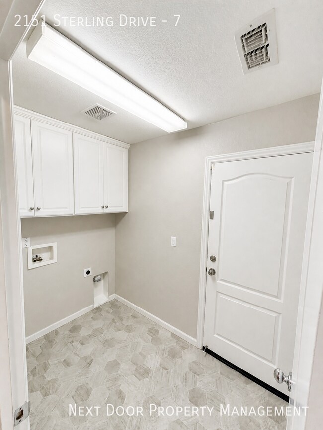 Foto del edificio - 2151 Sterling Dr