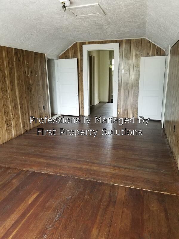 Building Photo - 815 S Oakwood Ave