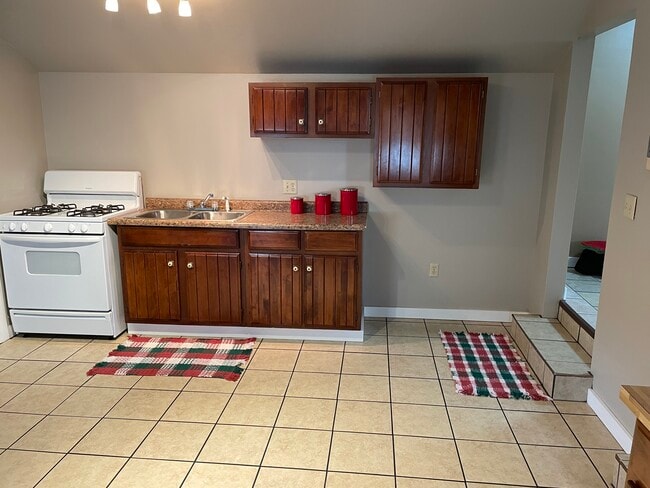 Kitchen - 416 Broadway St