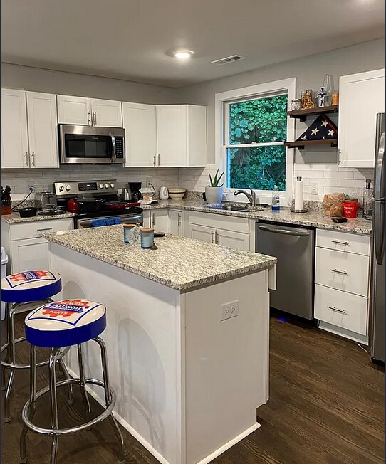 Foto del edificio - 829 Rose Park Dr