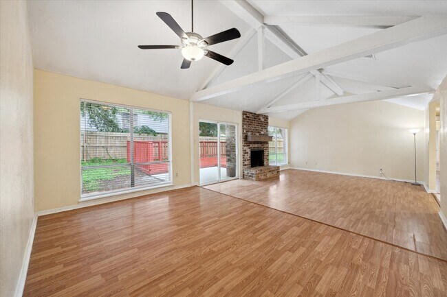 Foto del edificio - 14311 Overbrook Ln