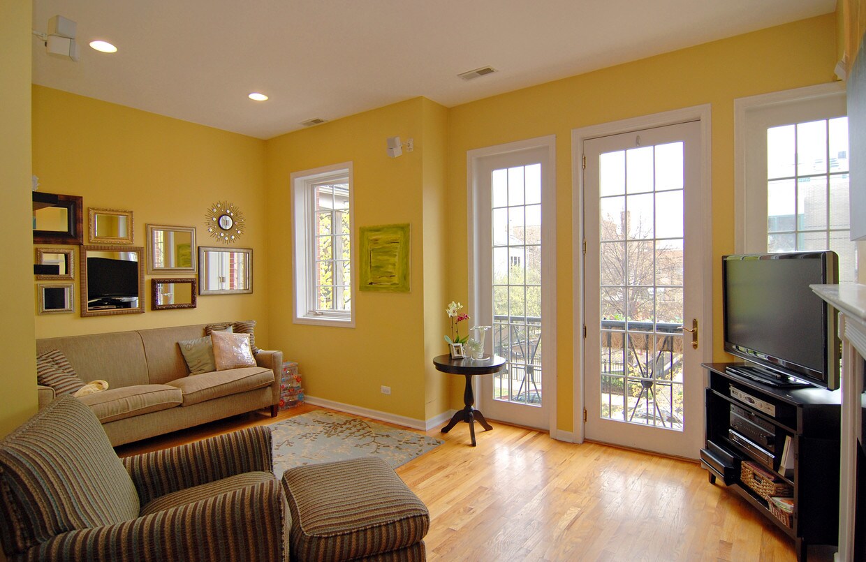 Living Room - 921 W Fletcher St