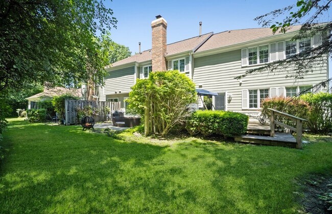 Foto del edificio - 819 Suffield Sq