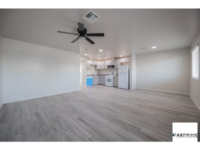 Building Photo - Step Into This Chic 2/2 Phoenix Apartment, Where Modern Finishes And Abundant Natural Light Combine