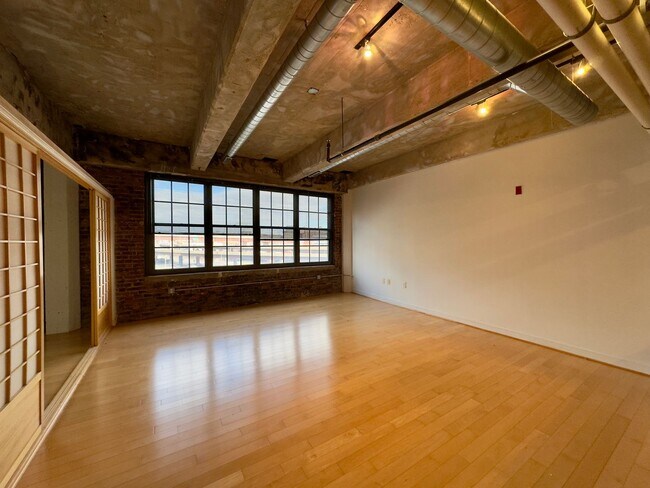 Foto del edificio - Stunning Industrial-Contemporary One Bedroom Condo- Parking included!