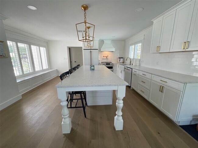 Building Photo - 1833 Pandora Dr
