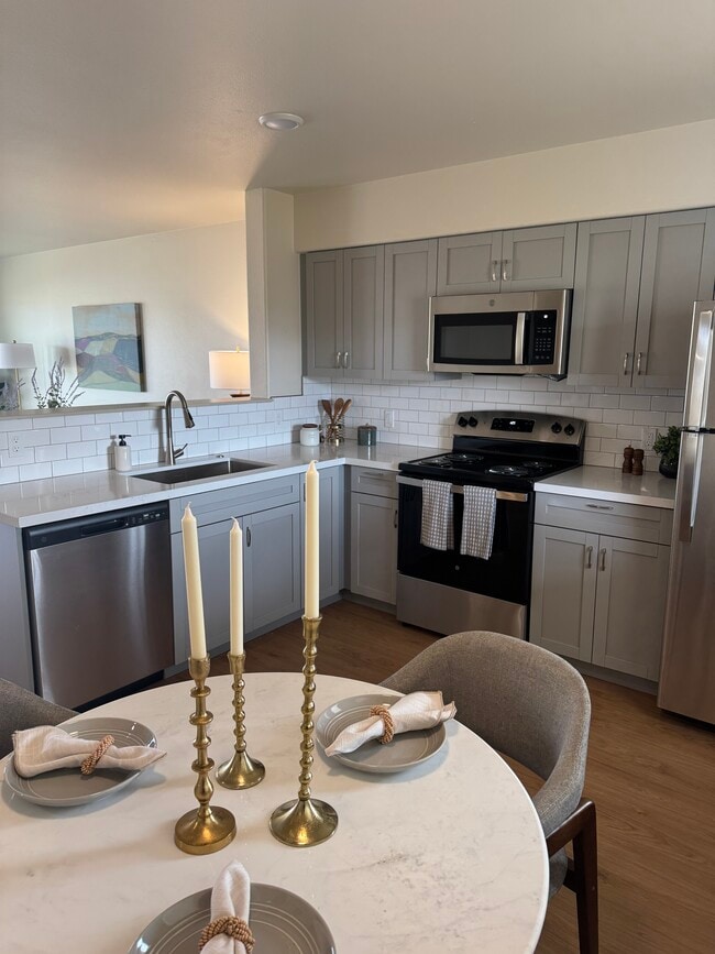 Building Photo - Rendezvous Apartments