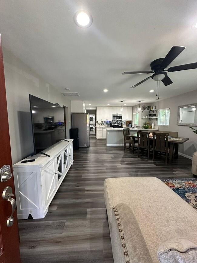 Building Photo - Inviting 3-Bedroom | 2-Bathroom Home in Na...