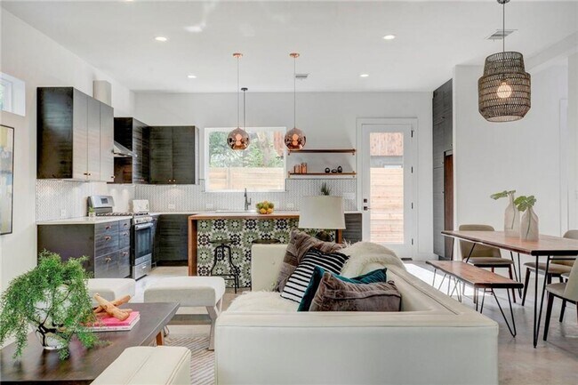 Building Photo - Light and Spacious Modern 3 bedroom