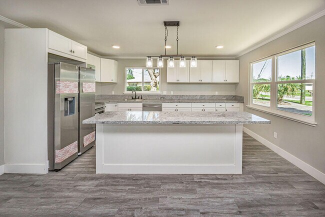 Building Photo - 300 Riomar Dr