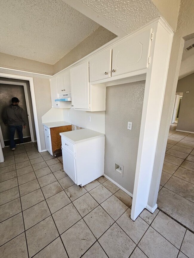 Foto del edificio - 5 Bedroom House Available