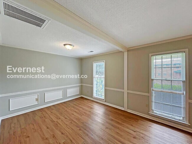 Foto del edificio - 848 Rasco Rd W