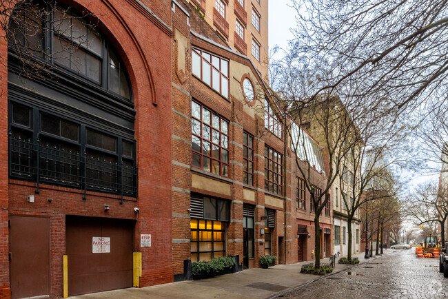 Building Photo - 132 Perry St