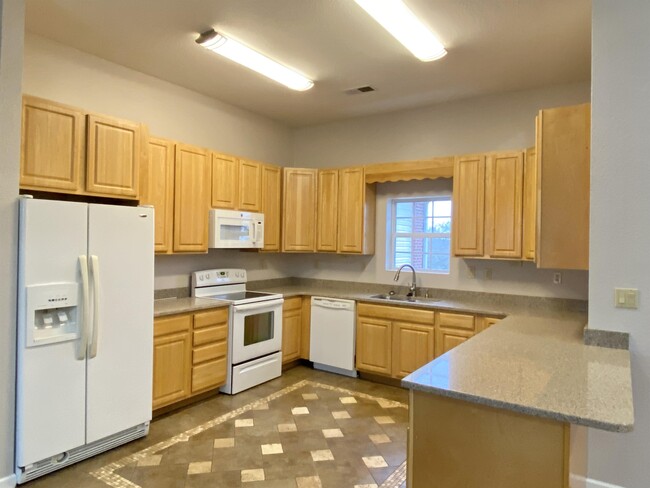Building Photo - 110 Hillvale Ln