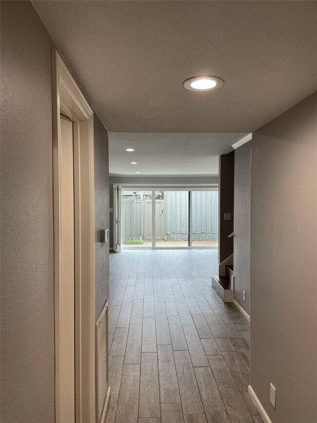 Foto del edificio - 6307 Del Monte Dr