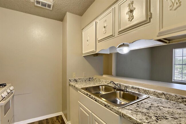 Foto del edificio - 1302 Radcliff Dr