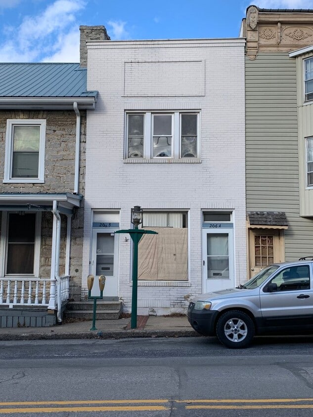 Primary Photo - 206 Lincoln Way E