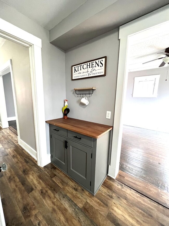 Building Photo - Charming 3 Bed, 1 Bath Home on a Quiet Street in Crafton Heights - Available 7/1!