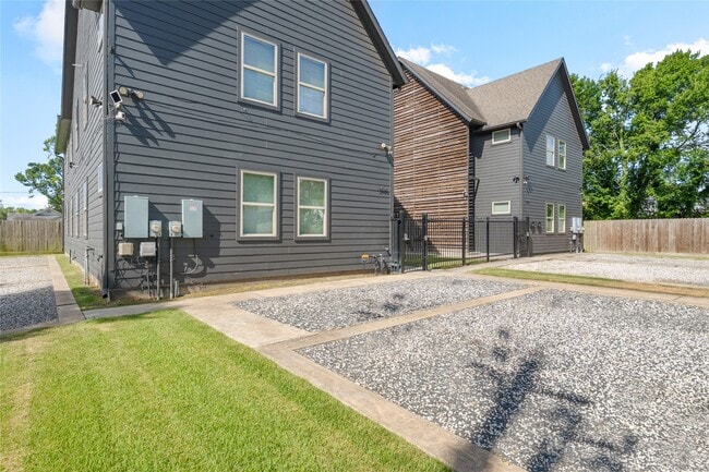 Building Photo - 3424 Tuam St