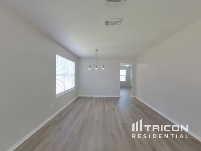 Building Photo - 3607 Lakeaires Ln