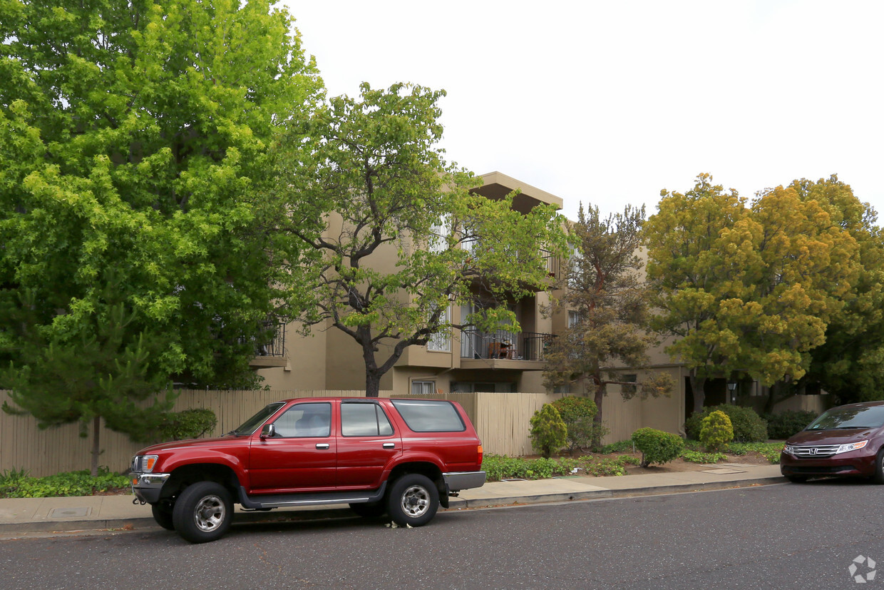 Building Photo - The Lamplighter Apartments