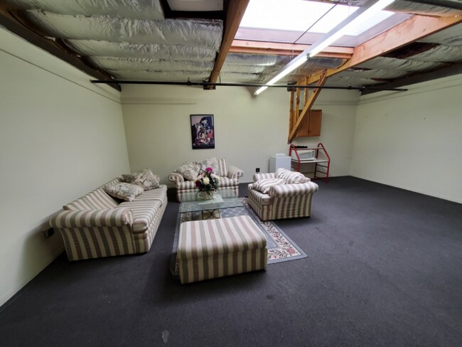 Building Photo - Warehouse with front office