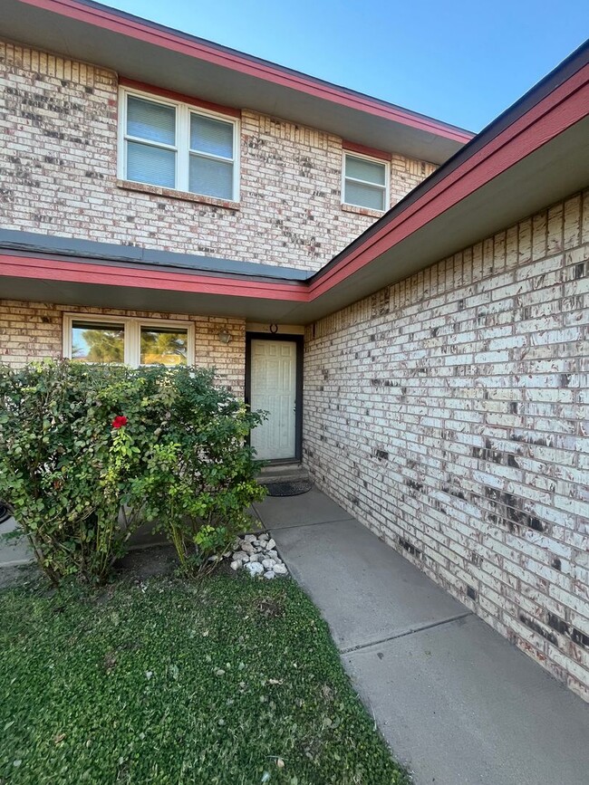 Foto del edificio - Townhouse with Garage!