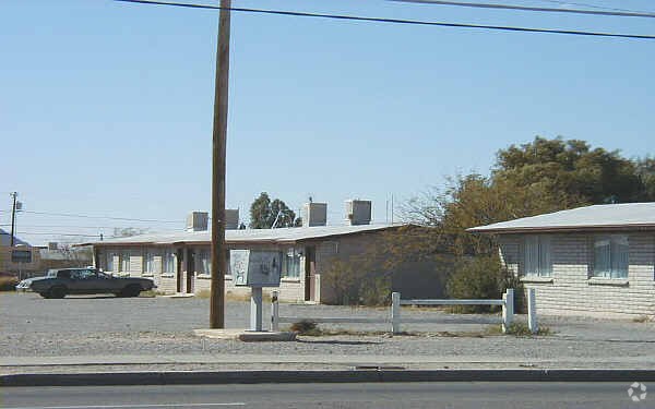 Foto del edificio - TOWN HOUSES ON ROBBY LANE