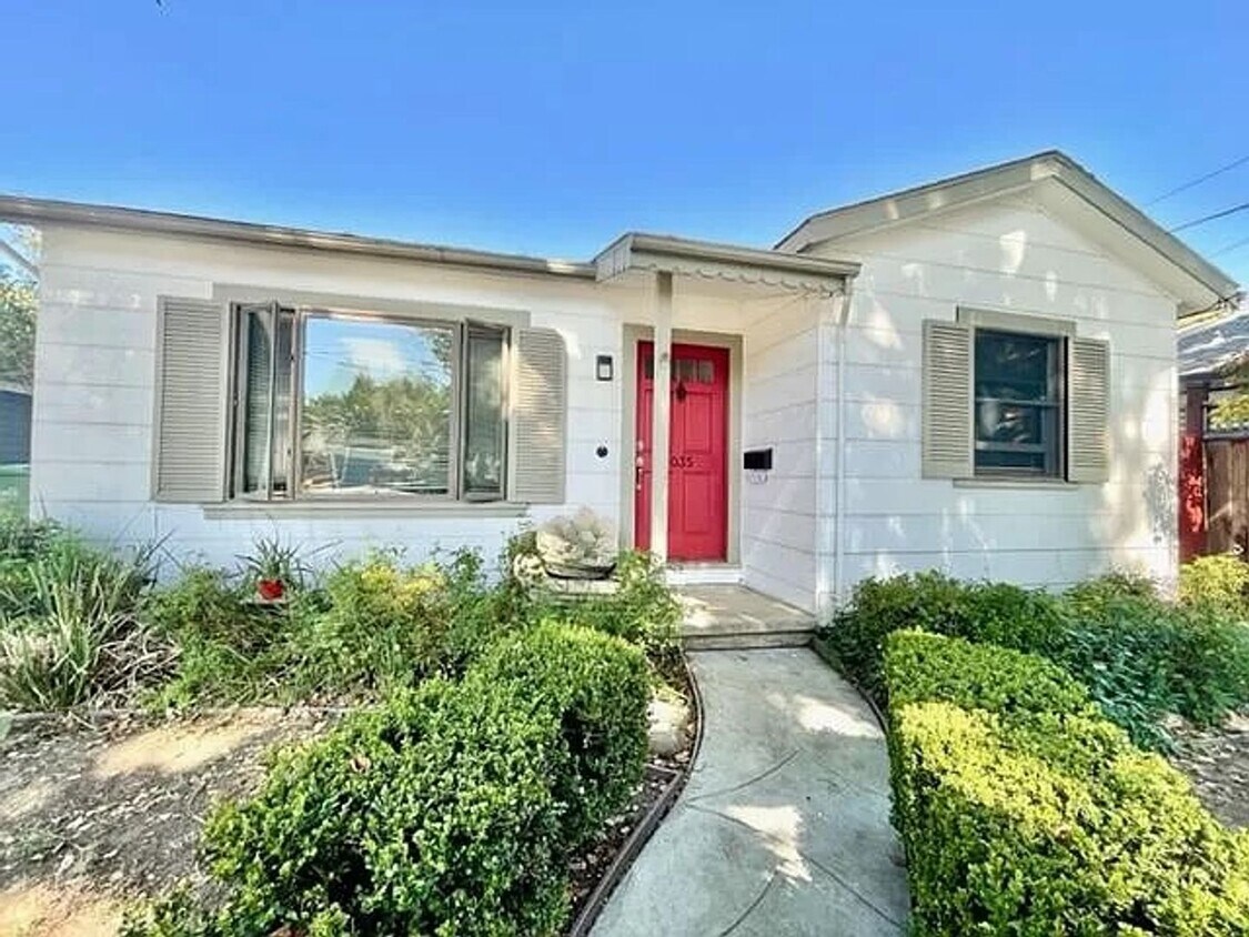 Primary Photo - Charming 2 Bedroom 1 Bath Home in the Desi...
