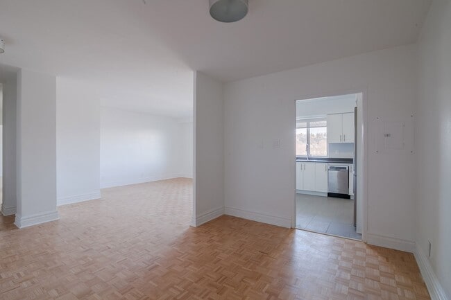 Building Photo - 4555 Av. Bonavista