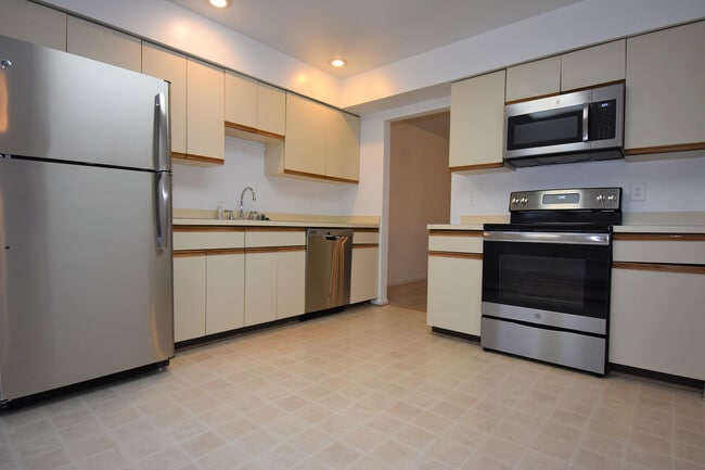 Building Photo - 3 Bedroom, 3.5 Bathroom Townhouse in North...