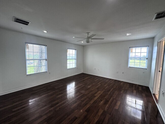 Foto del edificio - Spacious 4-Bedroom + Den Home with Modern Kitchen & Large Yard – Lehigh Acres