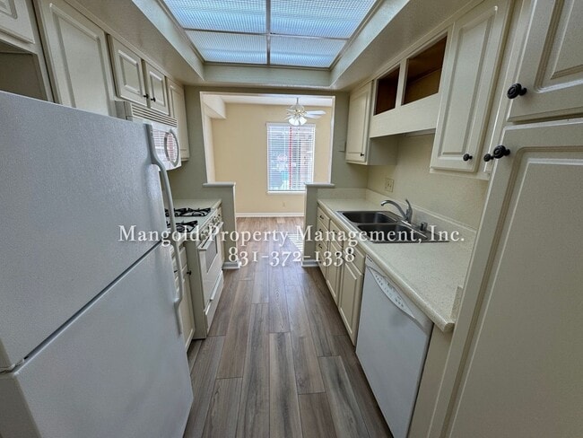 Foto del edificio - 2-Bedroom 1-Bath Condo with Fireplace, New...