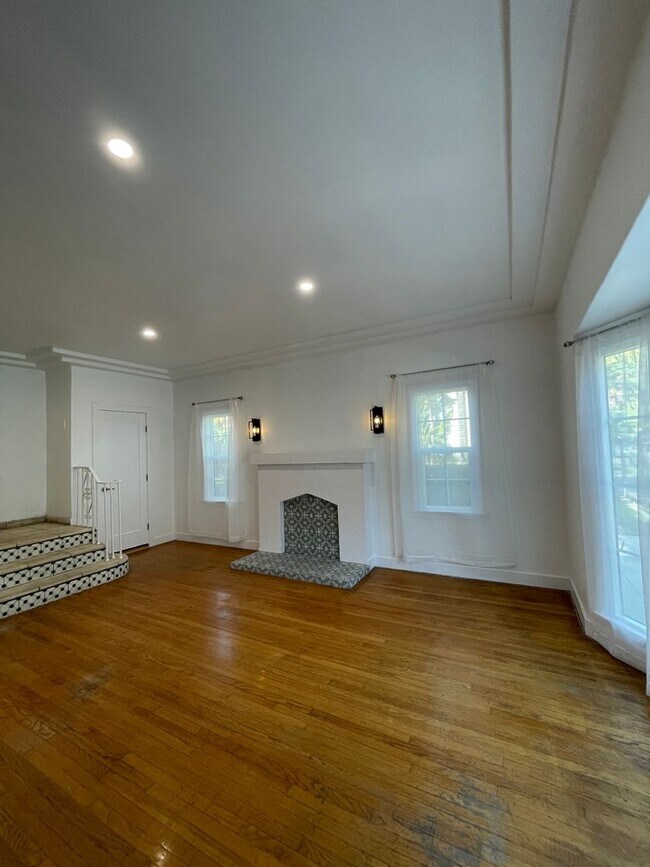 Building Photo - 1811