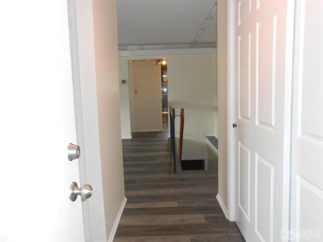 Foto del edificio - 512 Sharon Garden Ct