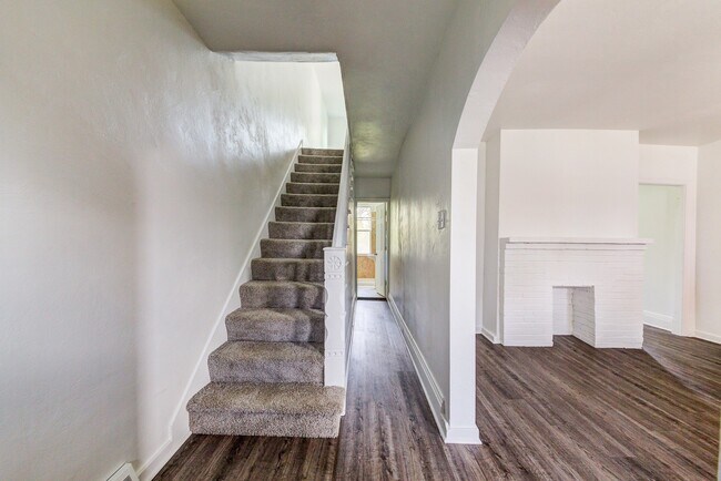 Building Photo - Available JULY- 2 Bedrooms, Yard, New Kitchen, New Shower, New Floors - Easy Access!