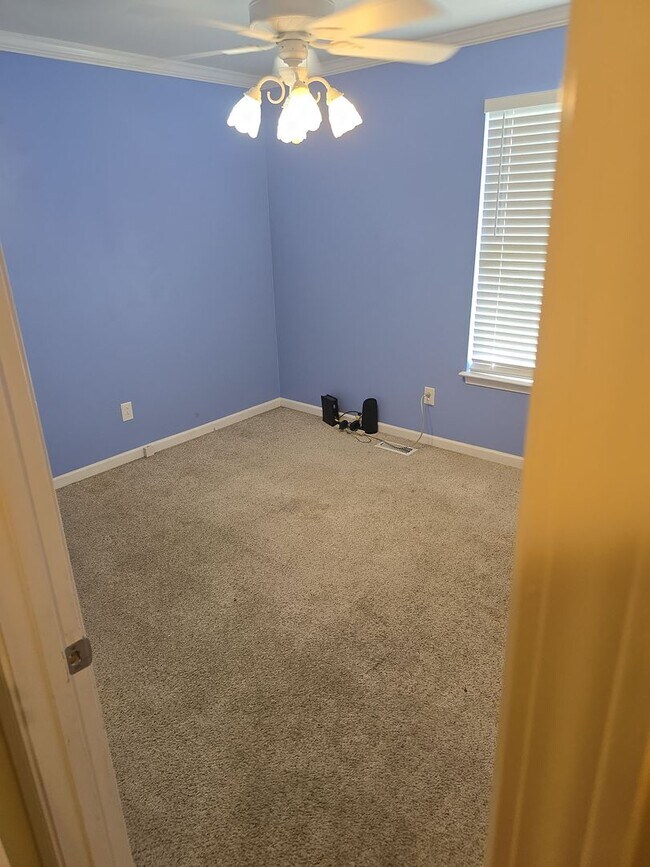 Building Photo - 3 Bed 2bath house off of Hard Scrabble Rd ...