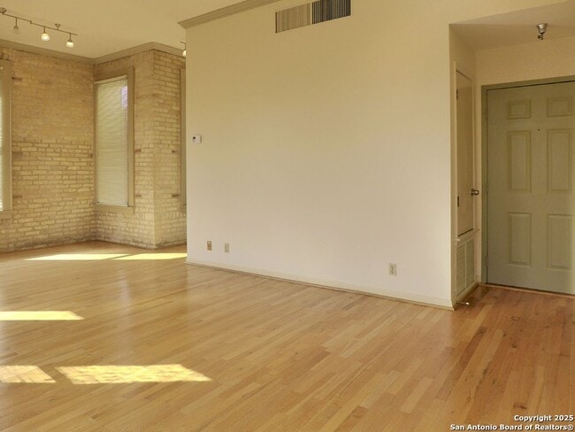 Building Photo - 221 Losoya St
