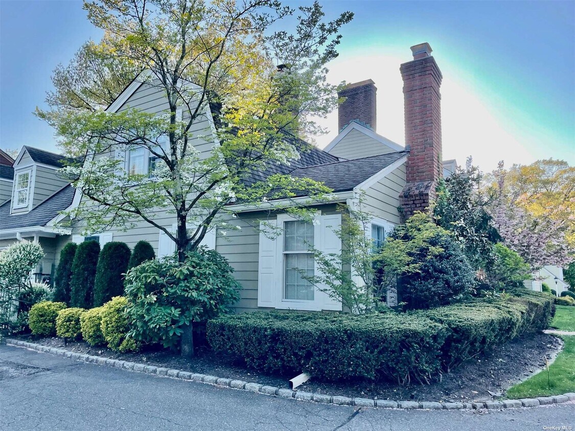 8 Duke of Gloucester, Manhasset, NY 11030 Condo for Rent in Manhasset