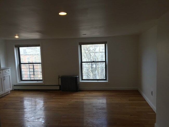 Building Photo - 53 Bainbridge St